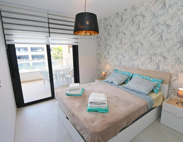2 schlafzimmer mit balkon
