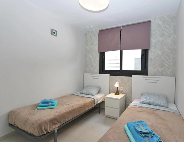 2 schlafzimmer mit balkon