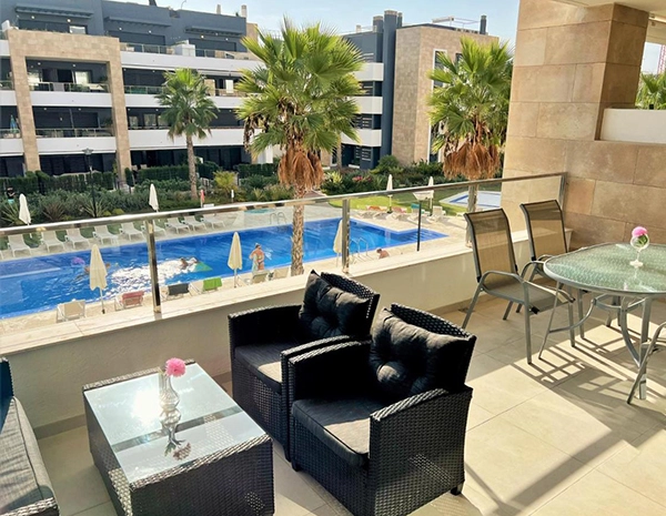 2 schlafzimmer mit balkon
