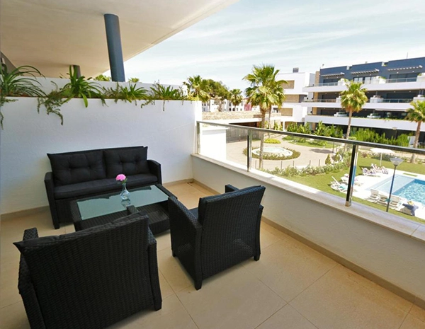 2 schlafzimmer mit balkon