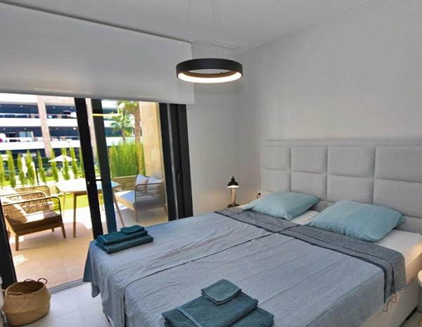 2 schlafzimmer mit garten